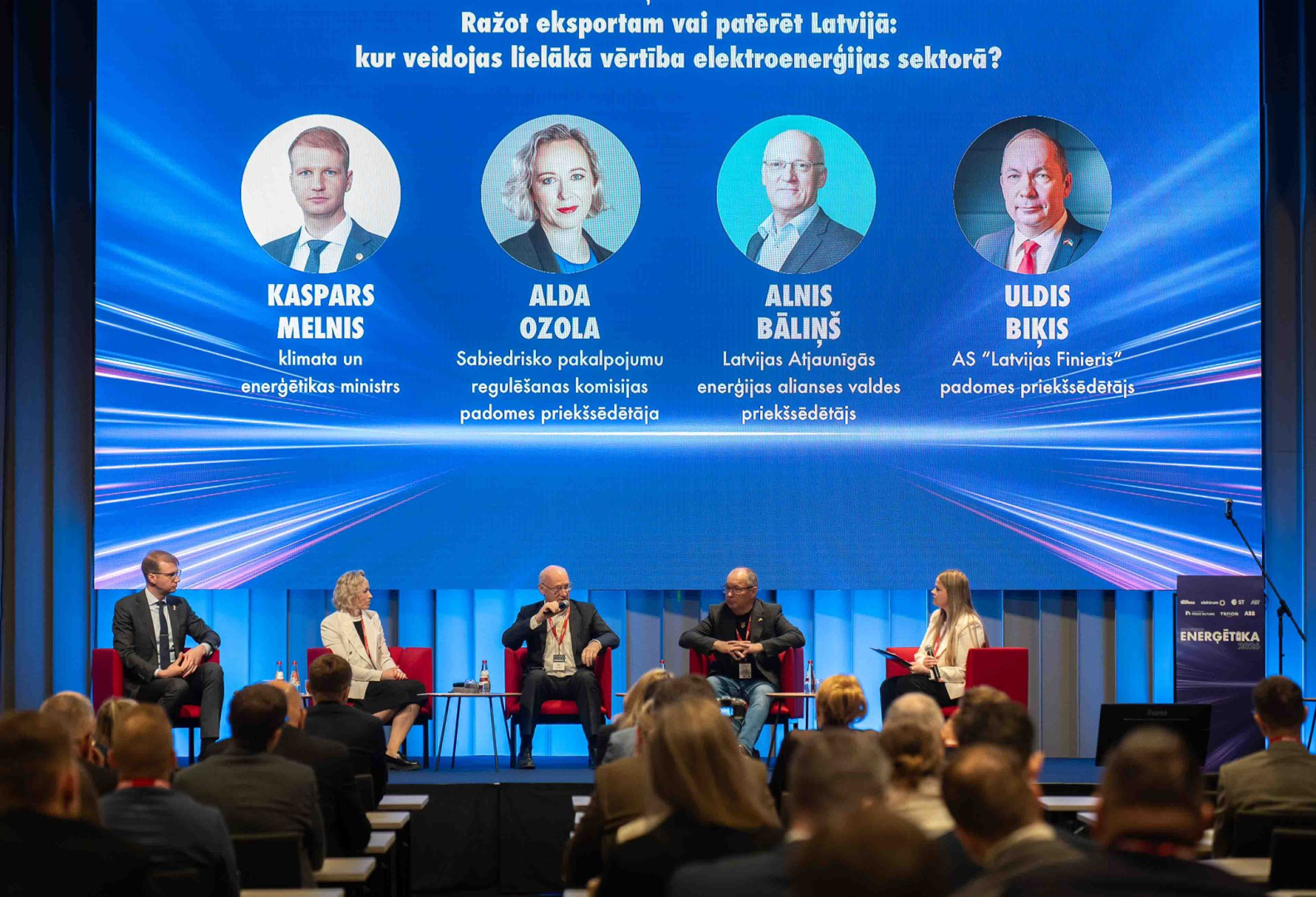Paneļdiskusijas dalībnieki uz skatuves