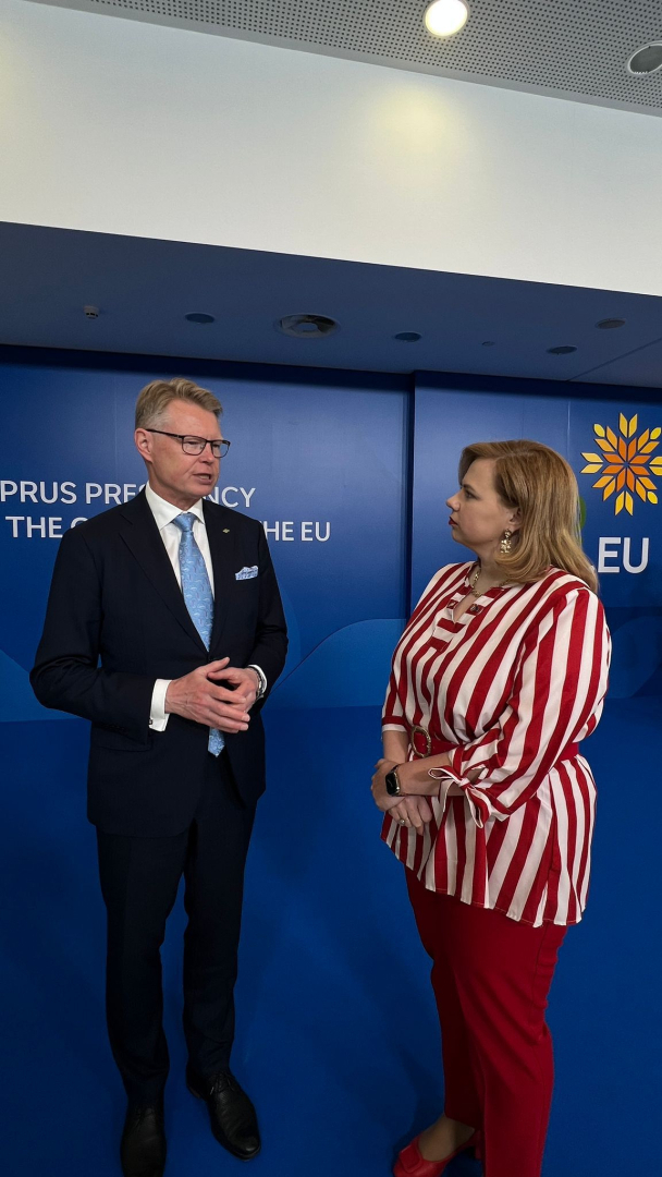 Saruna starp diviem neformālās sanāksmes dalībniekiem