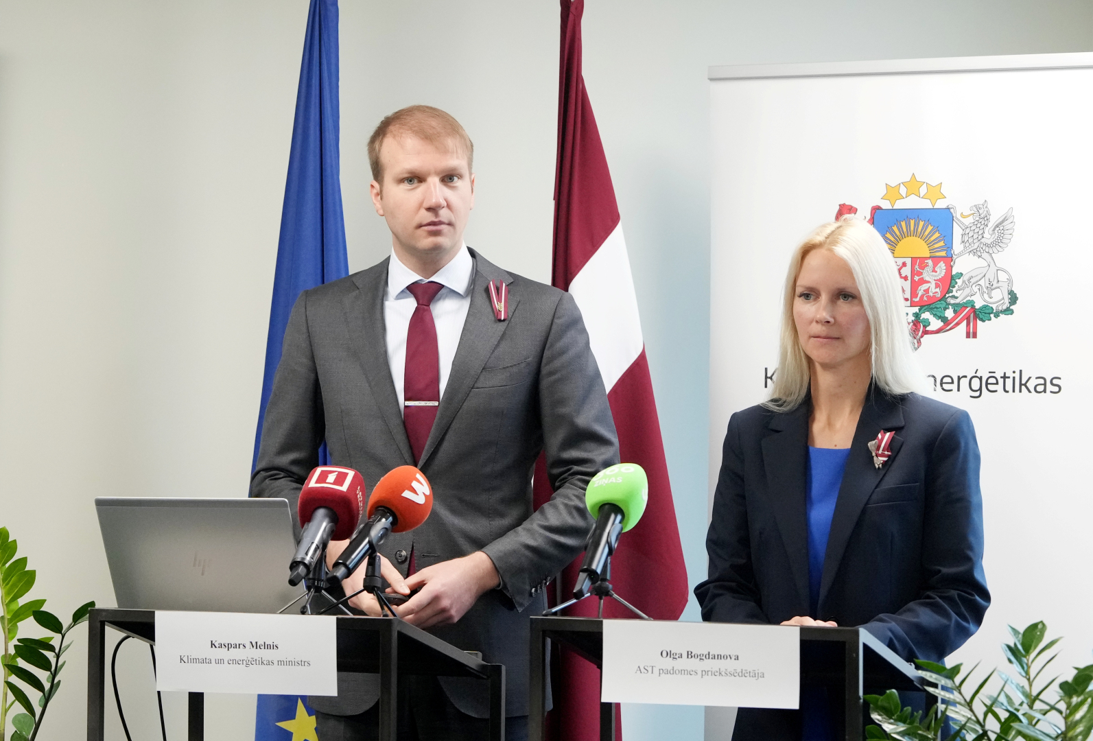 Melnis un Bogdanova sniedz paziņojumu preses konferencē