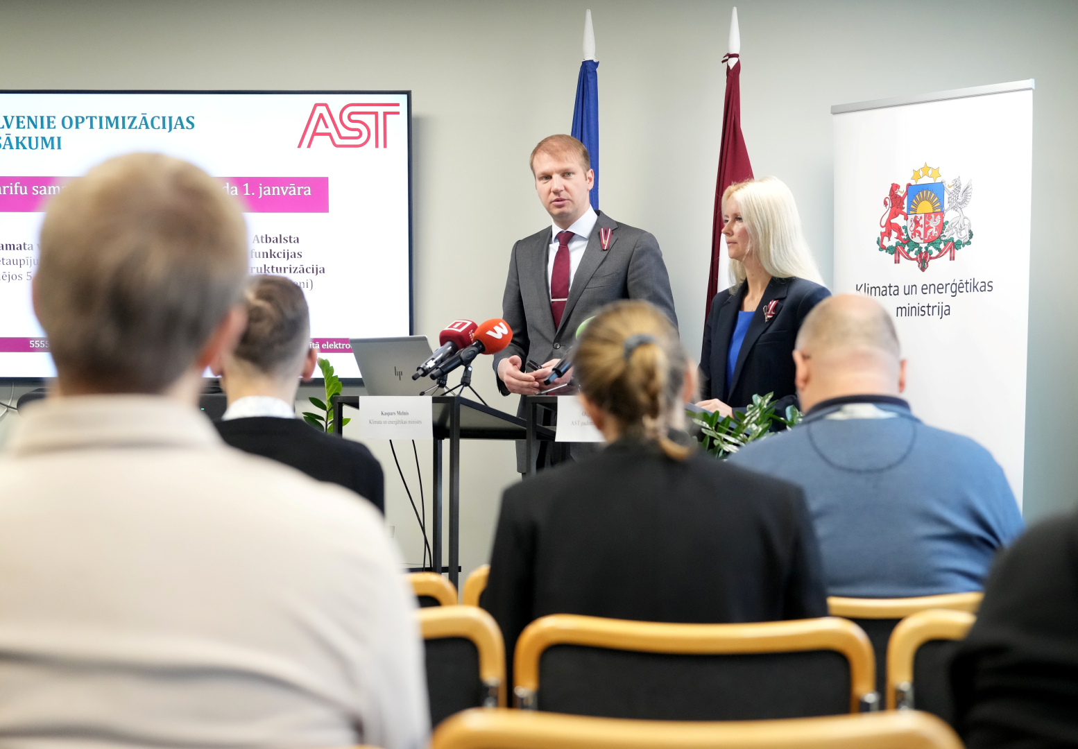 Melnis un Boganova sniedz paziņojumu preses konferencē zāles priekšā