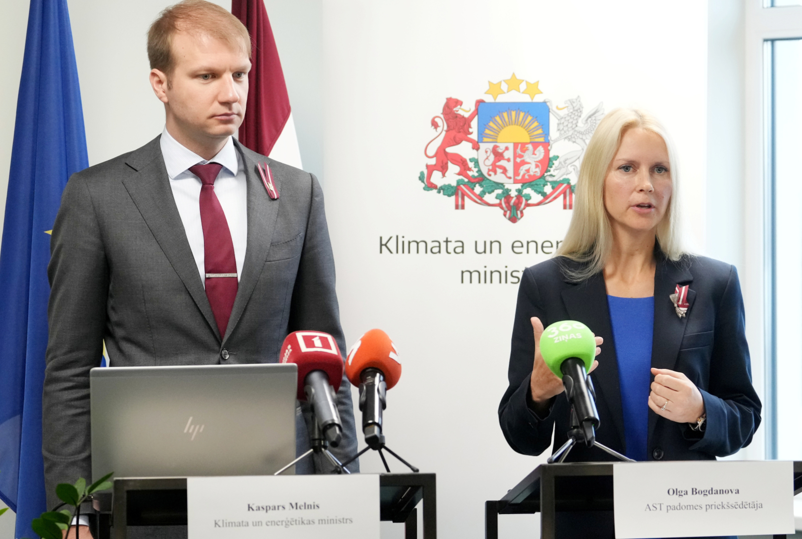 Melnis un Bogdanova sniedz paziņojumu preses konferencē