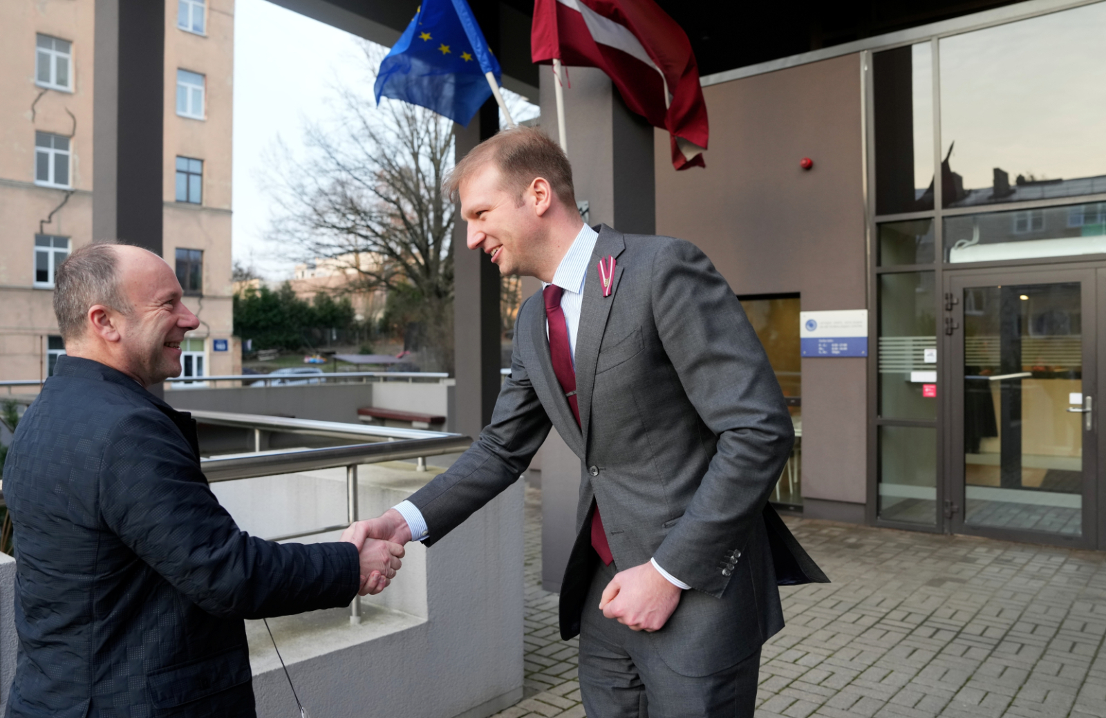 Ministri sasveicinās ar rokas spiedienu