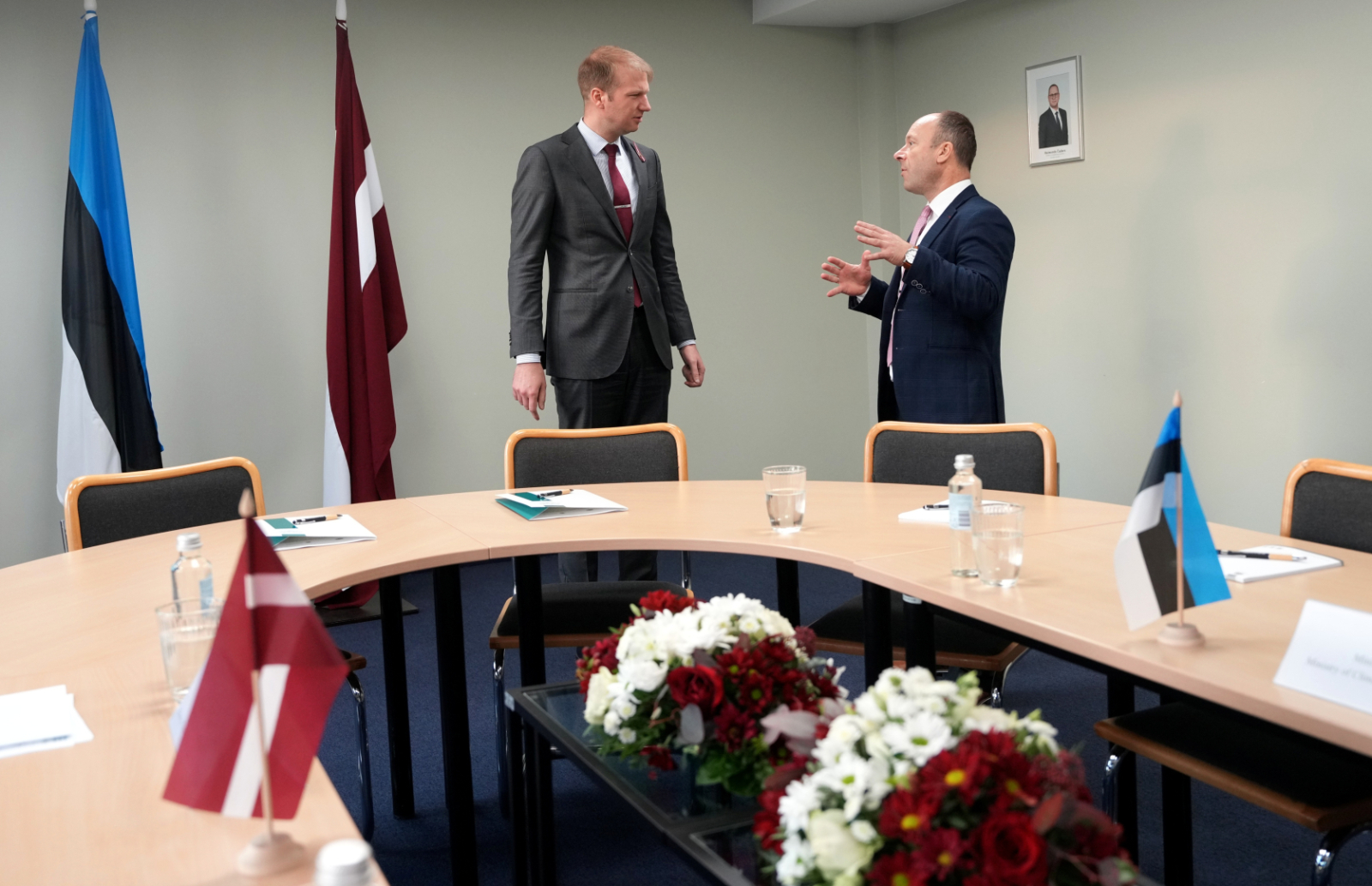 Ministri sanāksmju zālē sarunājas pirms sēšanās pie galda 
