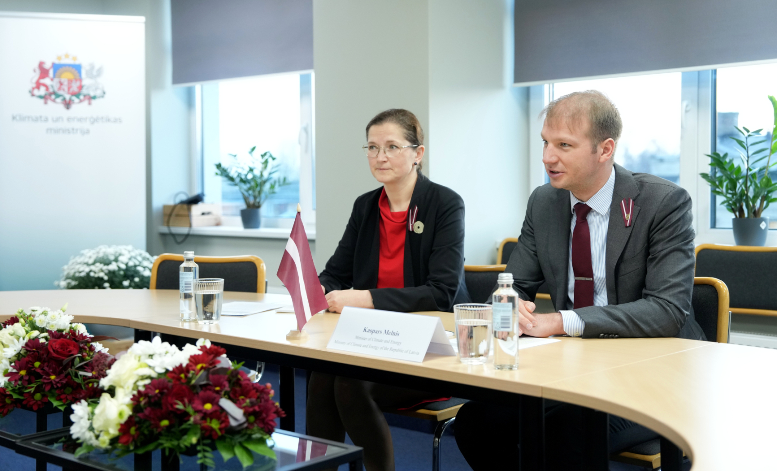 Latvijas delegācijas pārstāvji pie apaļā galda, piedalās sarunā
