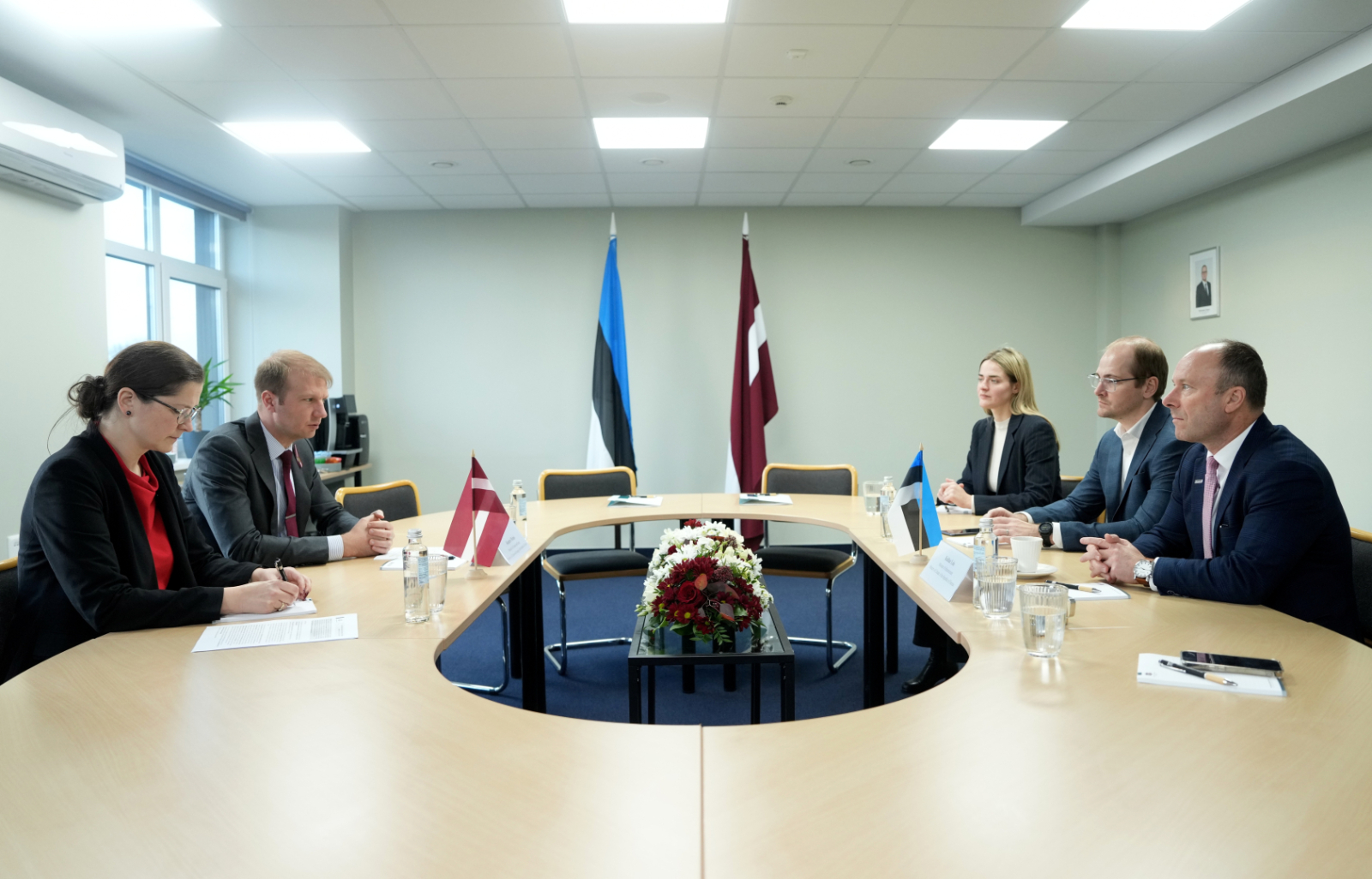 Delegāciju dalībnieku saruna pie apaļā galda
