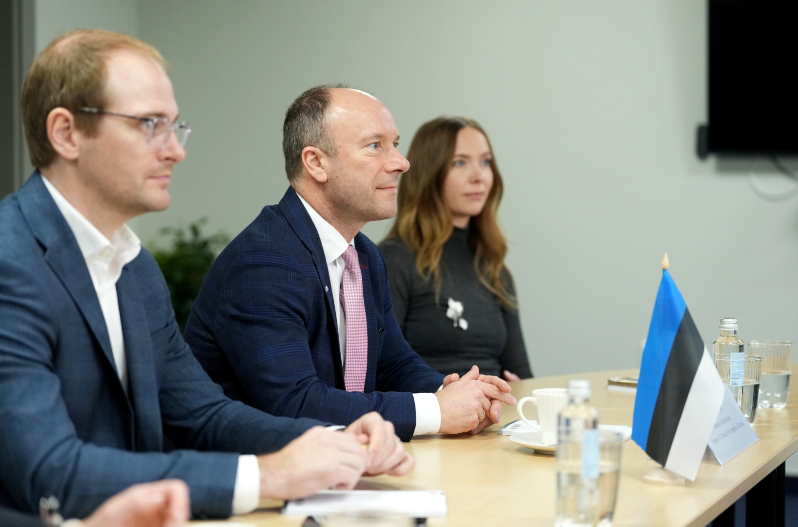 Igaunijas delegācijas pārstāvji pie apaļā galda, piedalās sarunā