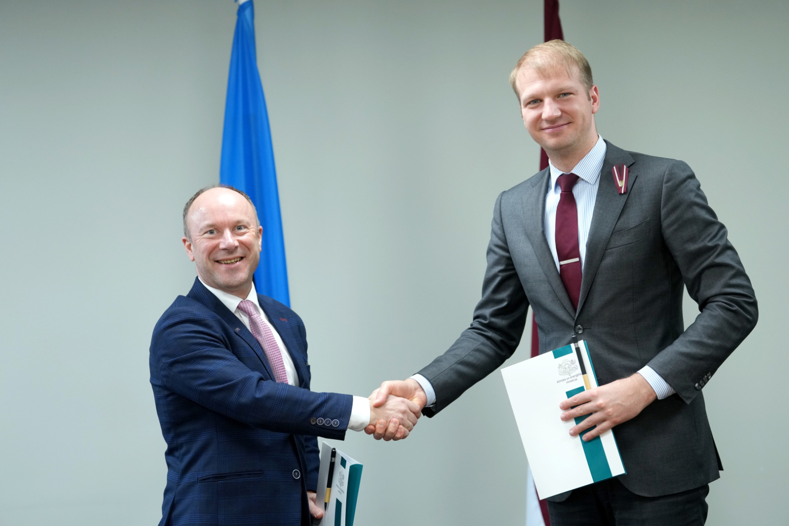 Ministru rokasspiediens pēc līguma parakstīšanas