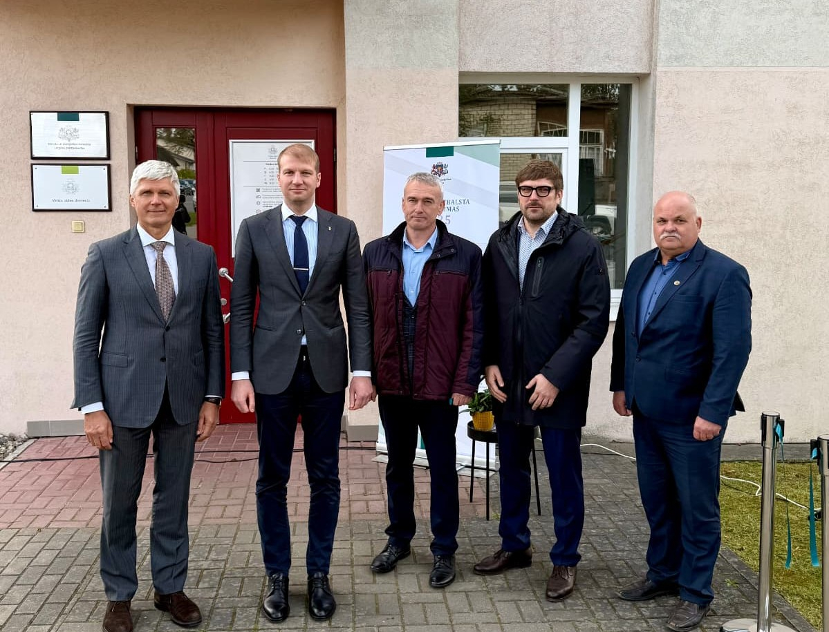 Pārstāvniecības atklāšana - kopbilde pie ēkas