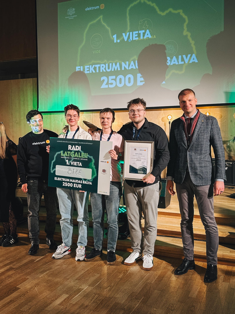 Kopibilde - 1.vietas ieguvēji, komanda BAKE un ministrs