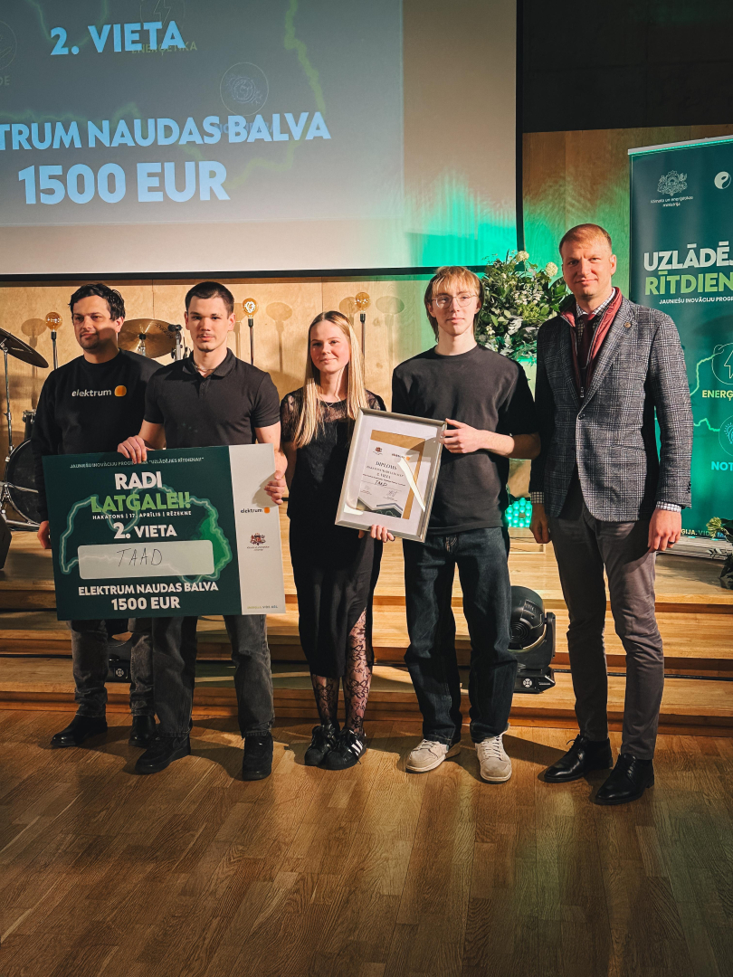 Hakatona 2. vietas ieguvēji kopā ar žūrijas pārstāvjiem