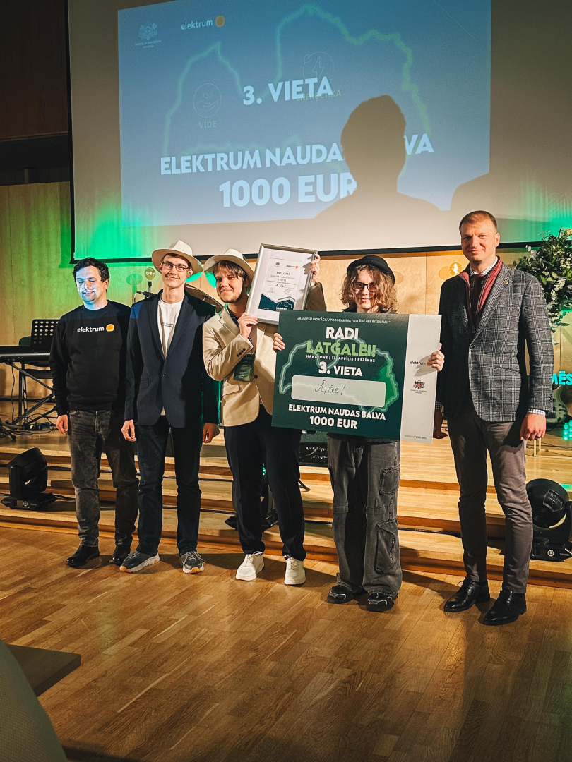 Hakatona 3. vietas ieguvēji kopā ar žūrijas pārstāvjiem