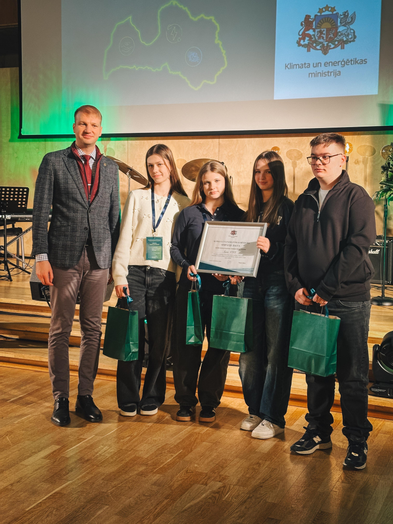 Kopbilde - ministrs un komanda, kas saņēmusi simpātiju balvu