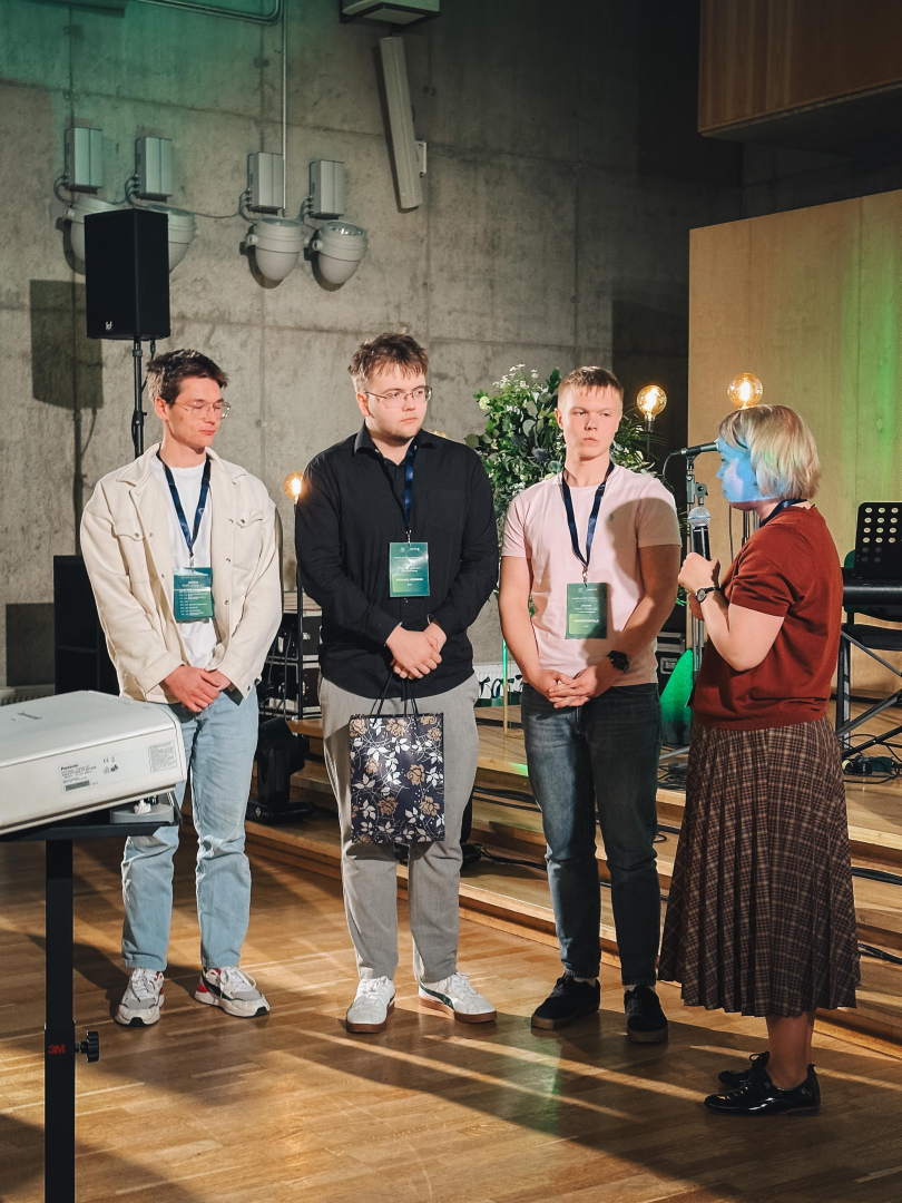 Komanda BAKE saņemot veicināšanas balvu