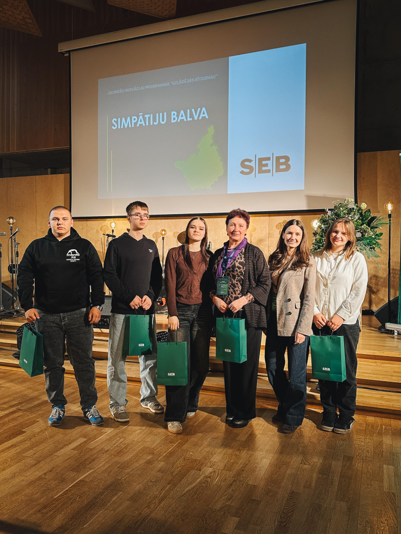 Kopbilde - SEB bankas simpātiju balvas ieguvēji ar žūrijas pārstāvi un skolotāju