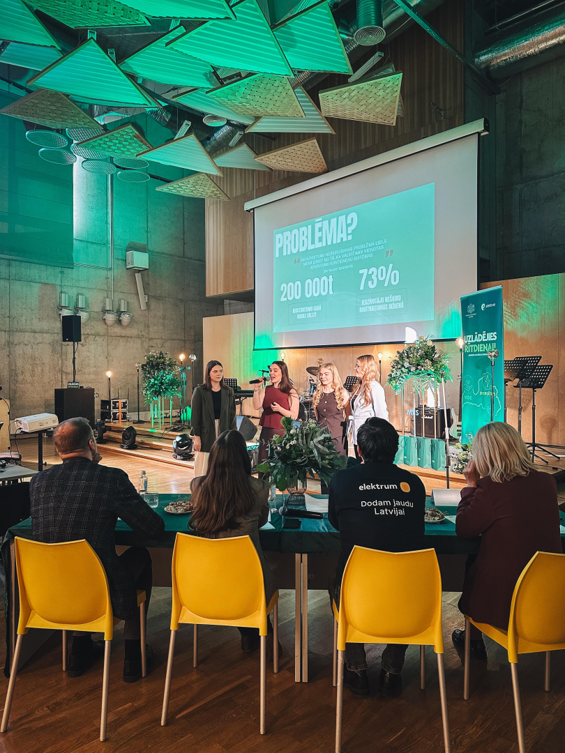 Jaunieši prezentē savu biznesa ideju hakatona žūrijai