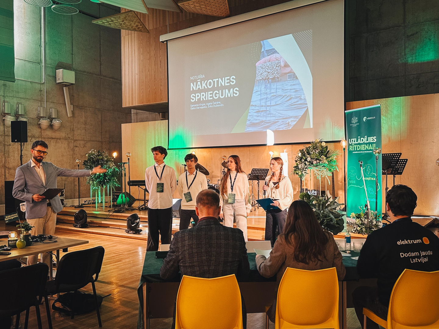 Komanda prezentē ideju žūrijai