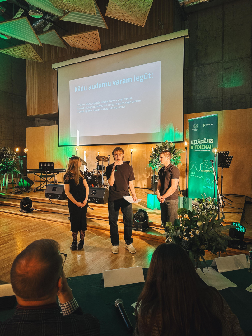 Komanda prezentē ideju žūrijai