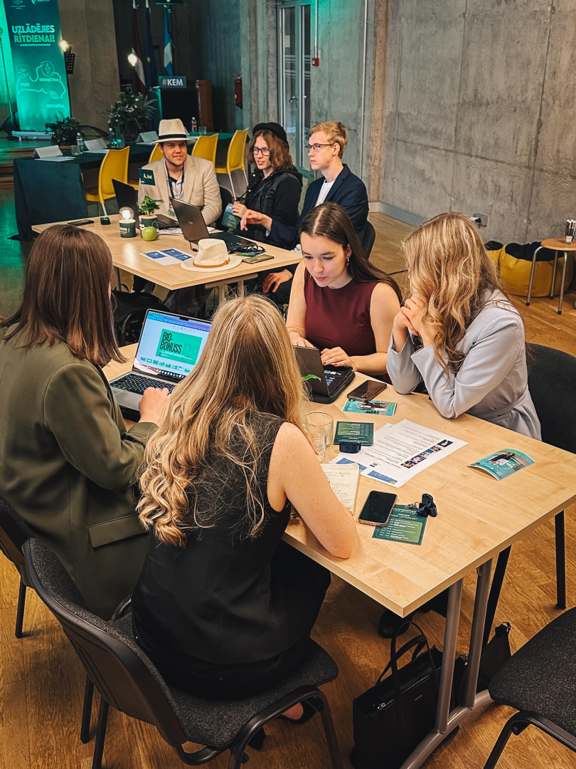 Komandas attīsta biznesa idejas un veido prezentācijas hakatonā