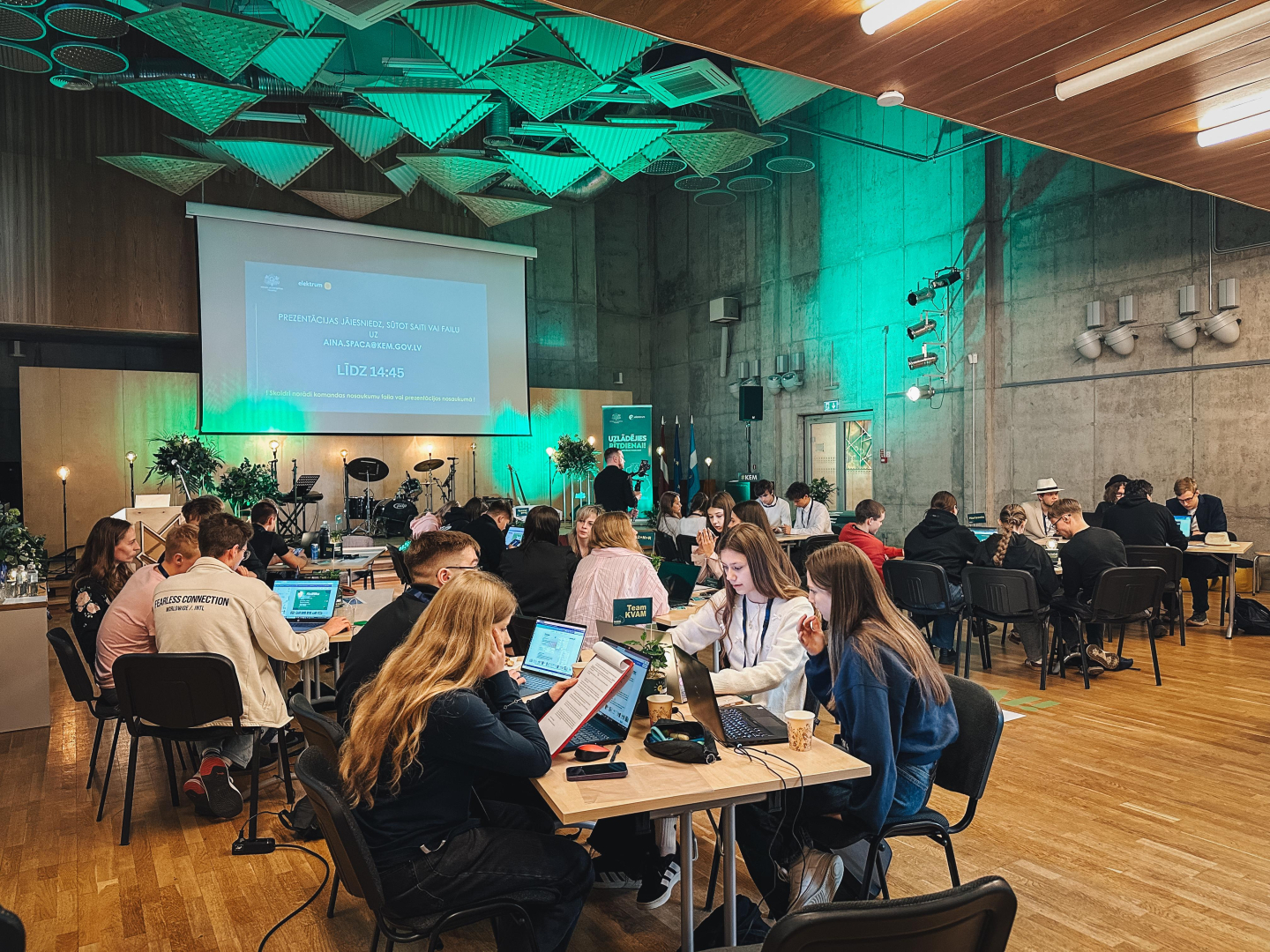 Jaunieši gatavo prezentācijas hakatonā