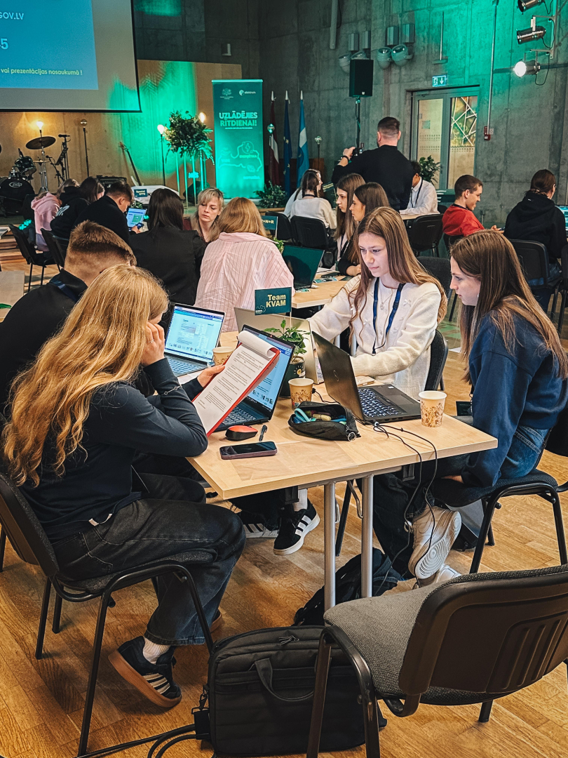 Jaunieši hakaotnā strādā pie prezentāciju veidošanas