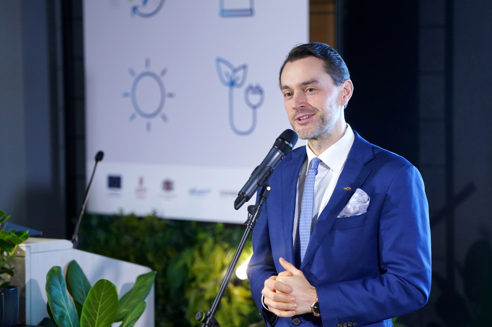 Uzruna zāles priekšā pie mikrofona