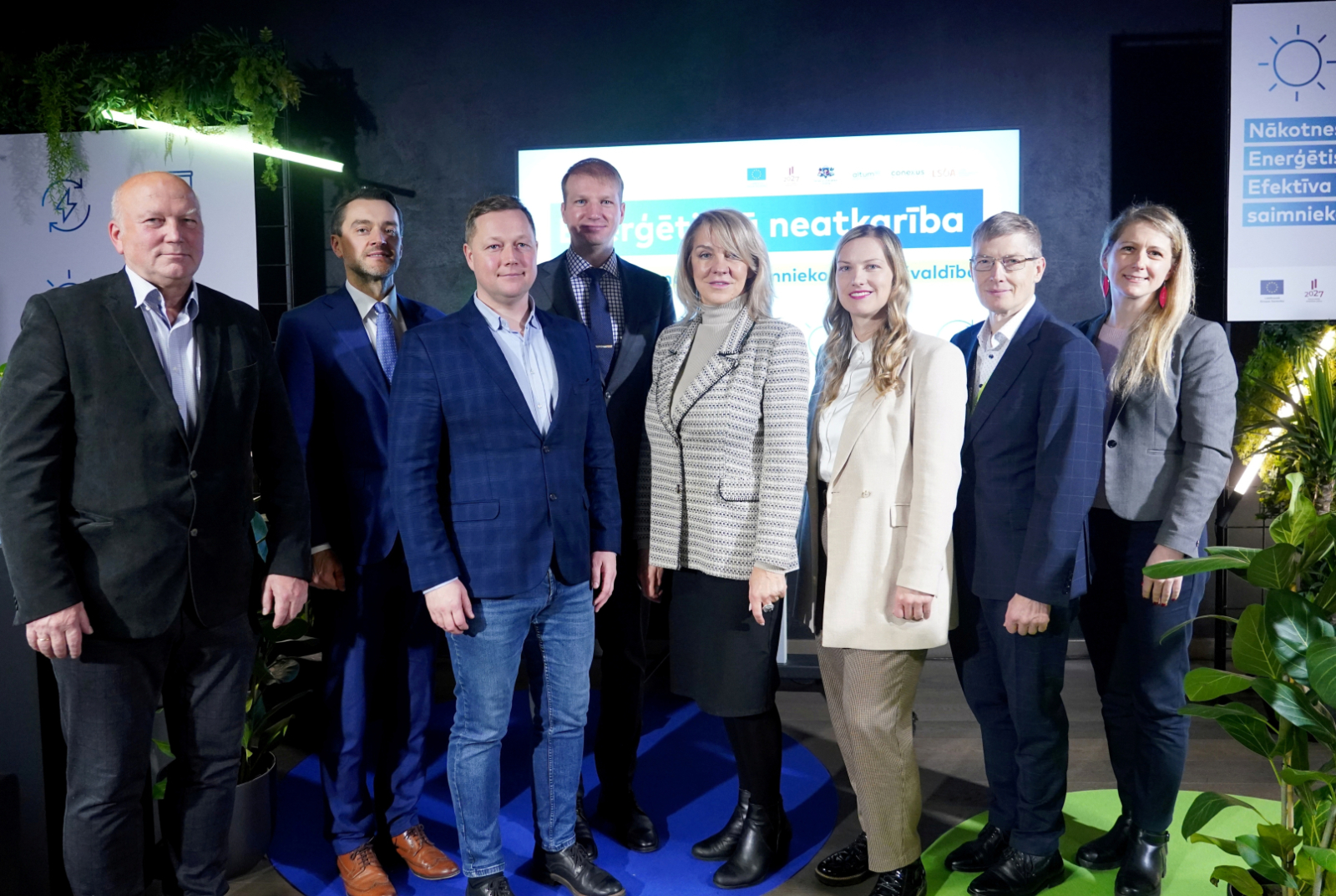 Kopbilde ar uzrunu teicējiem un prezentētājiem