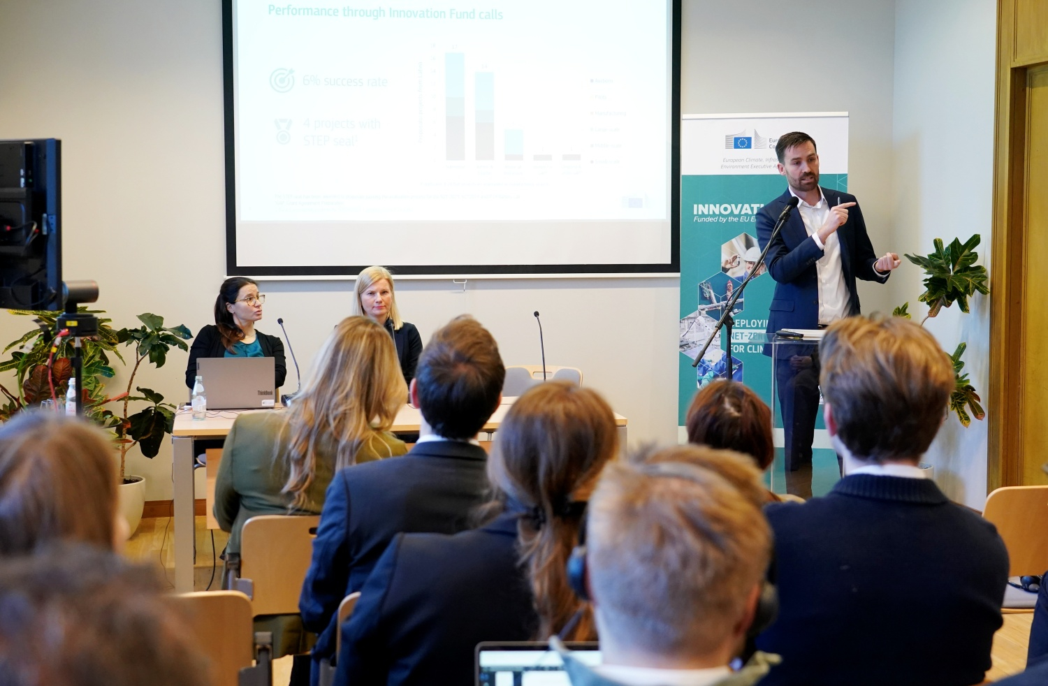 Prezentācija, kuru klausās dalībnieki zālē