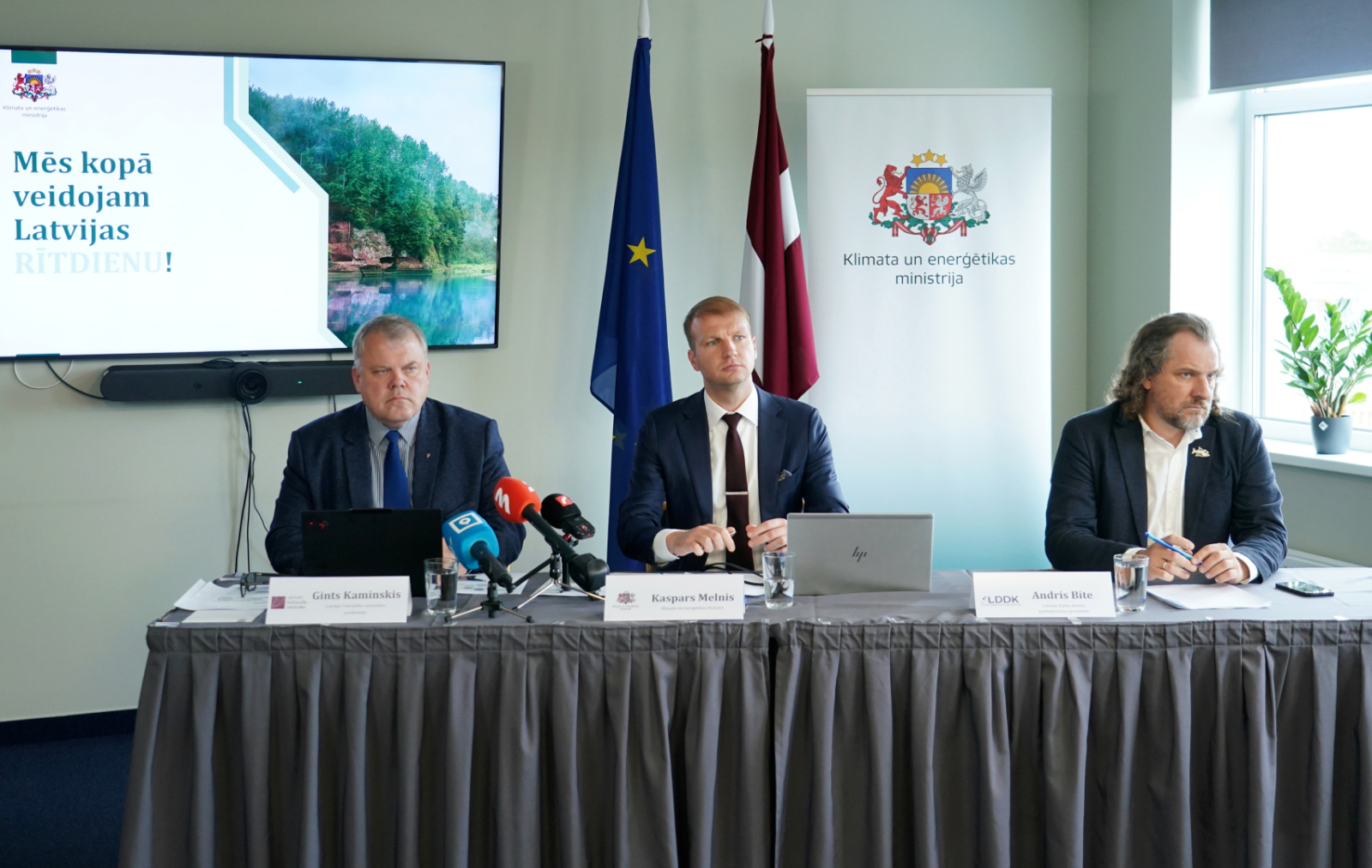 Preses konference - kopbilde pie galda, atbildot uz jautājumiem