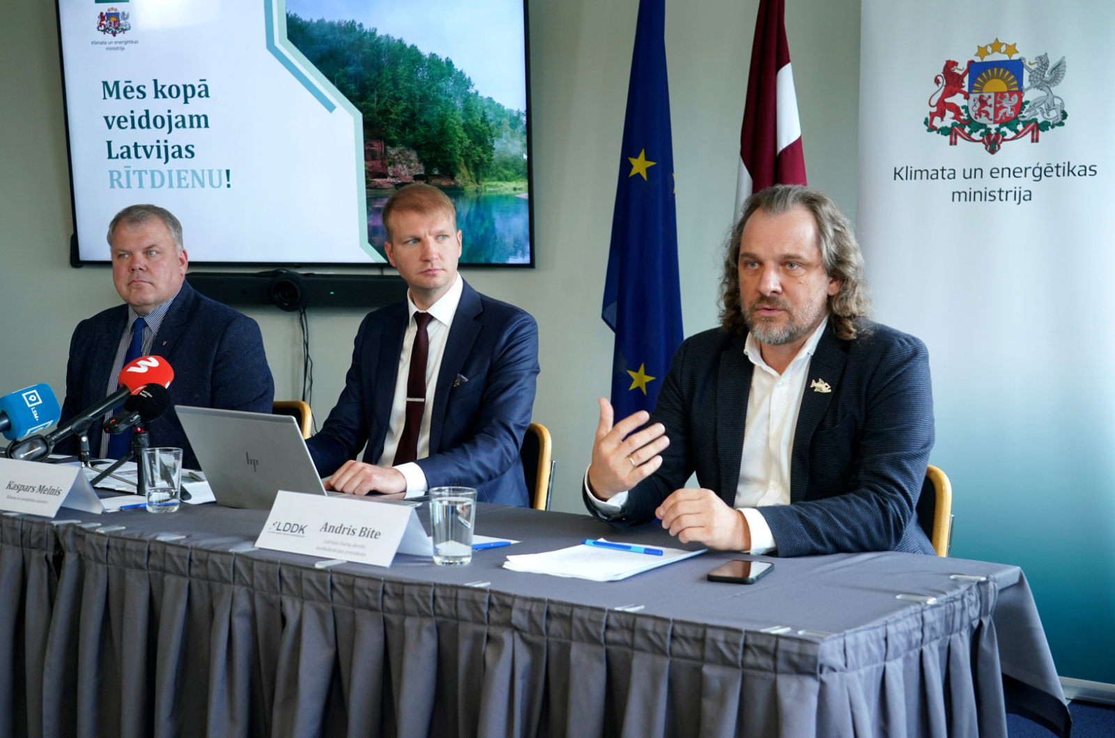 Preses konference - kopbilde pie galda, atbildot uz jautājumiem