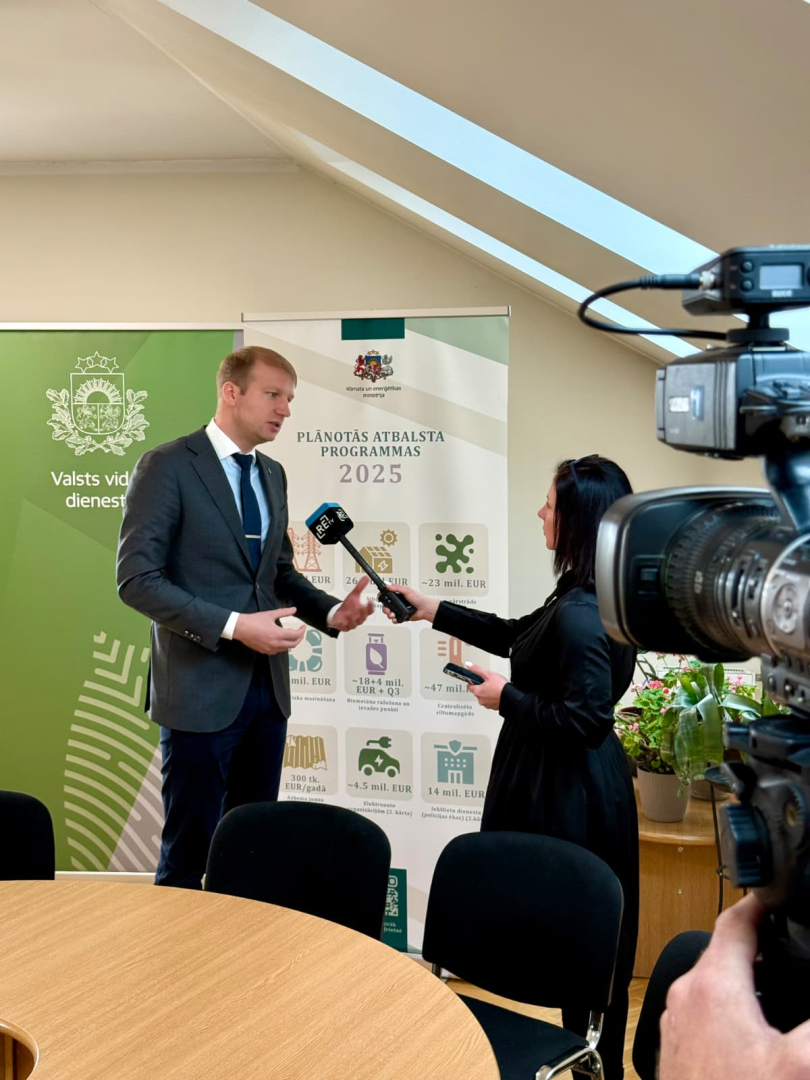 Ministrs Kaspars Melnis sniedz interviju