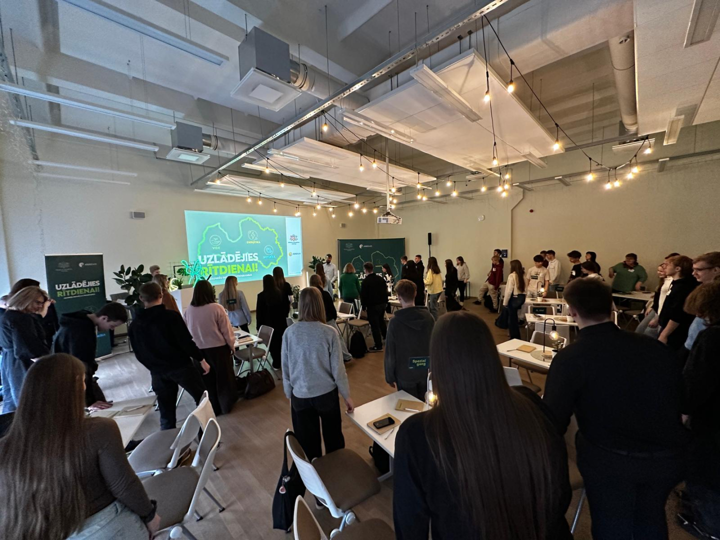 Aktivitāte zālē ar jauniešiem programmas Uzlādējies rītdienai laikā