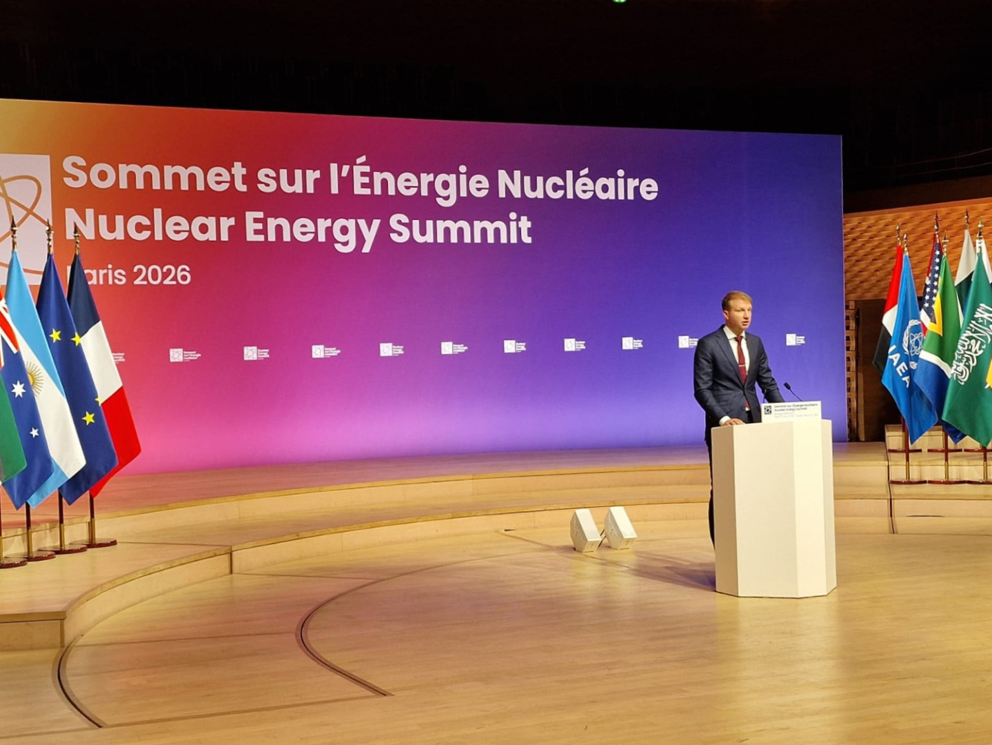 Ministrs Melnis uzstājas uz skatuves samitā Parīzē