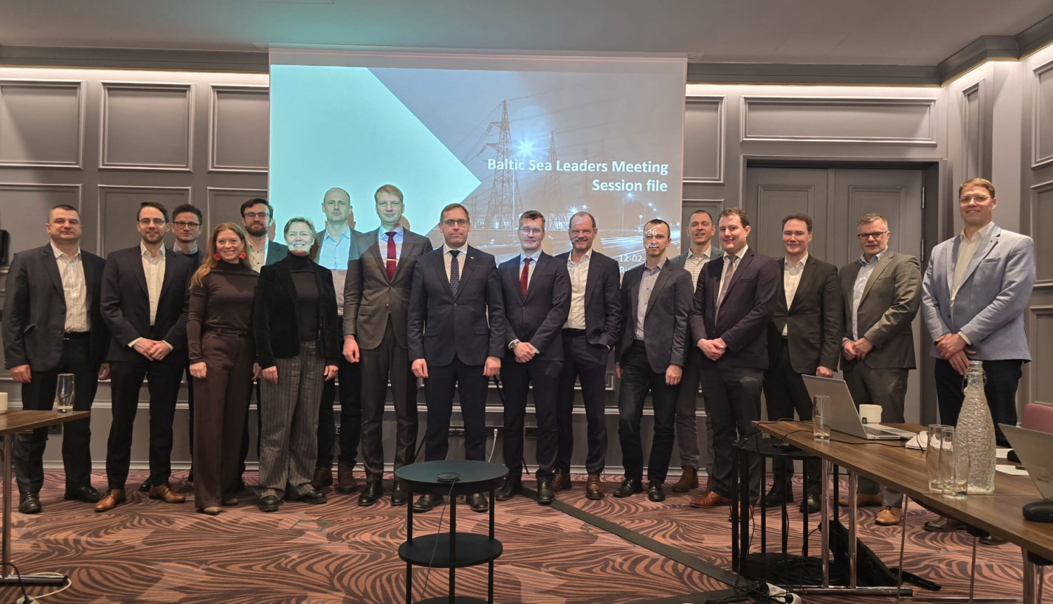 Publicitātes formāls foto ar galvenajiem tikšanās dalībniekiem. 