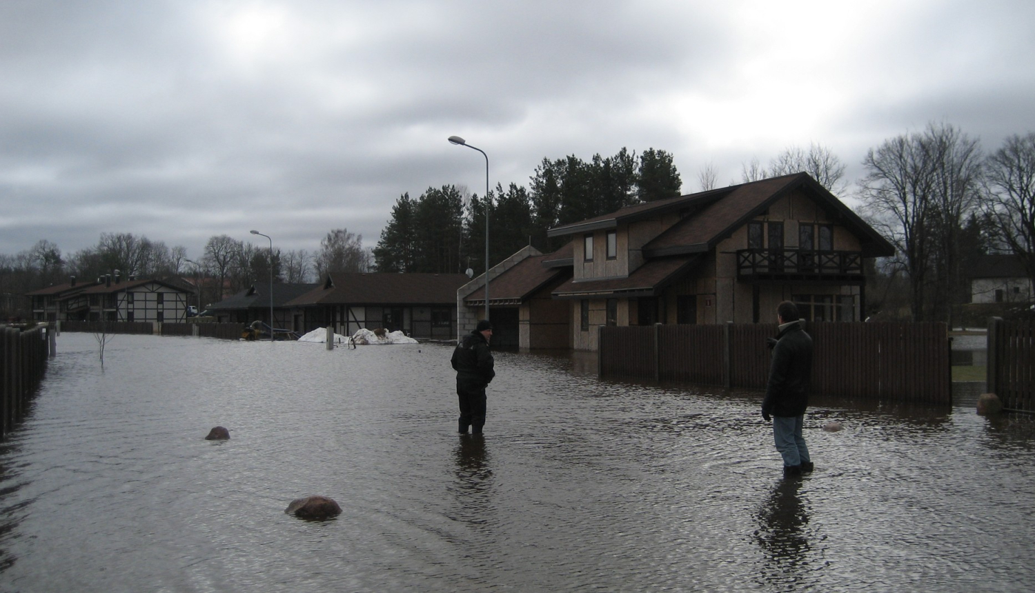 Upe Mazā Jugla 2021. gadā ir izgājusi no krastiem un ir applūdusi apdzīvota teritorija un iela
