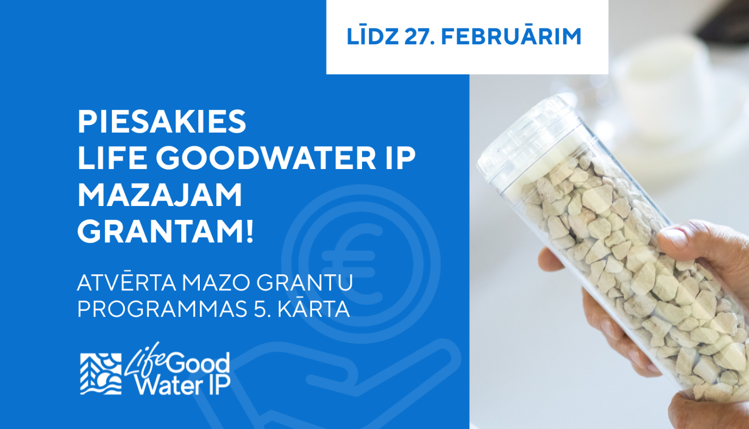 Mazo grantu projekta konkursa uzsaukuma plakāts ar tekstu un blakus redzamu filtru fosfora atgūšanai no notekūdeņiem