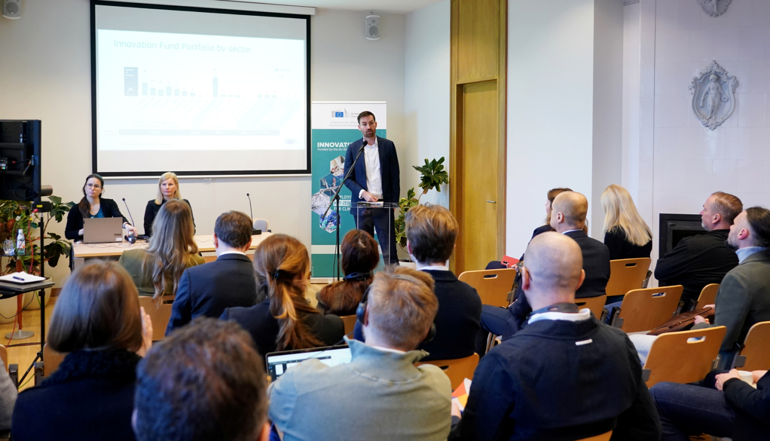 Info diena - DG CLIMA pārstāvis zāles priekšā stāsta prezentāciju