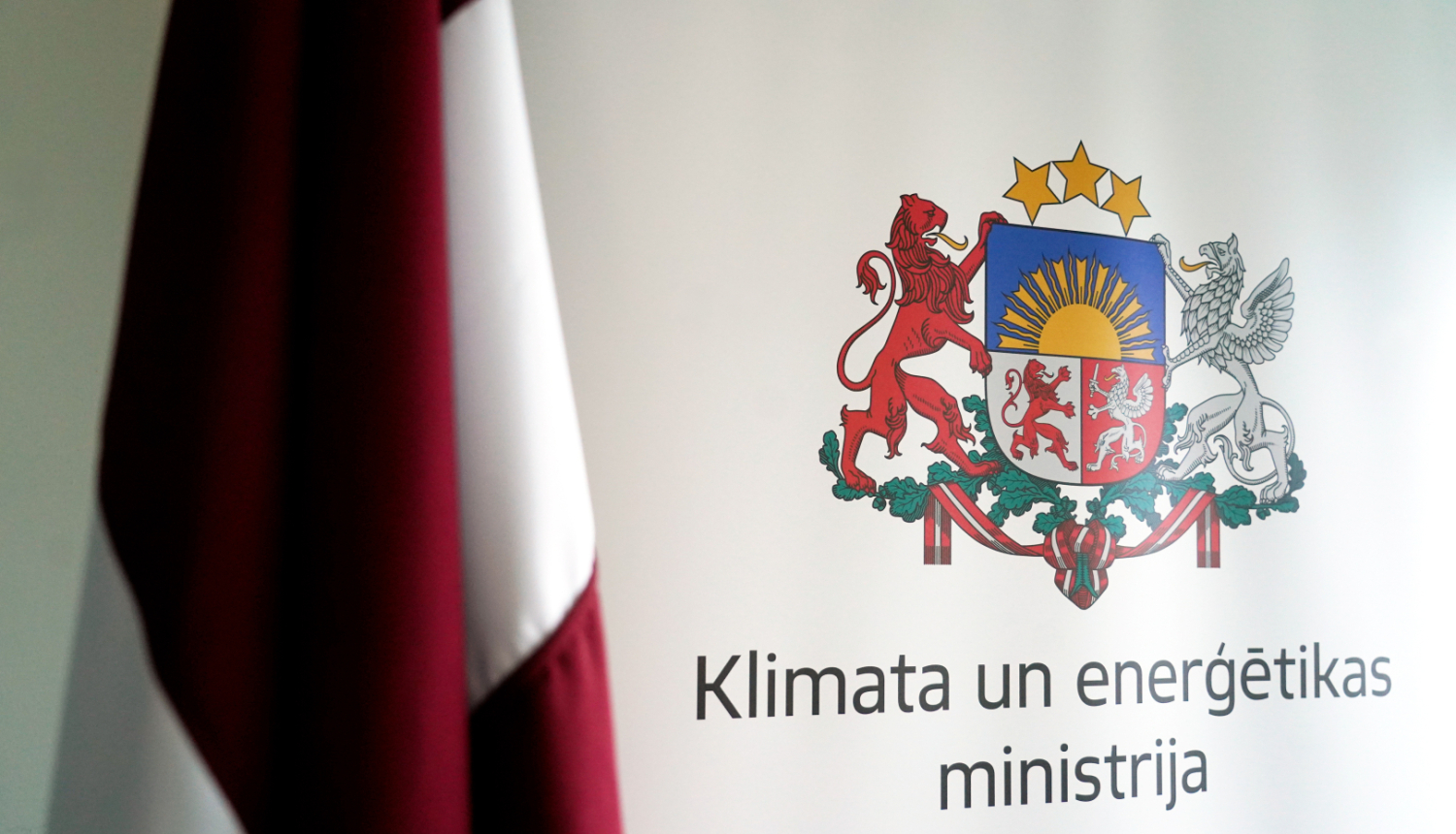 Klimata un enerģētikas ministrija - uzraksts un logo