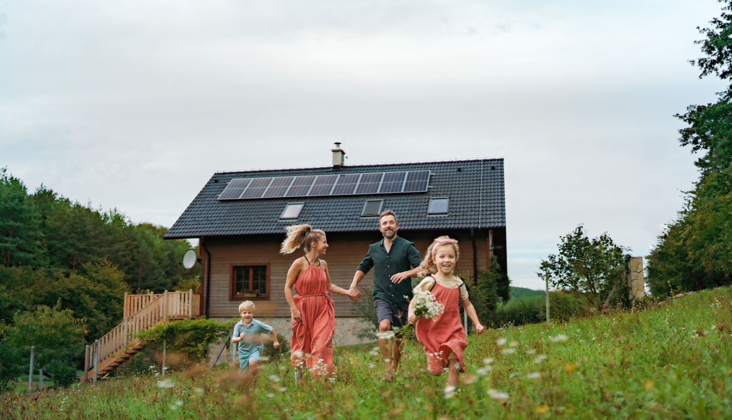 saules paneļi uz mājas jumta