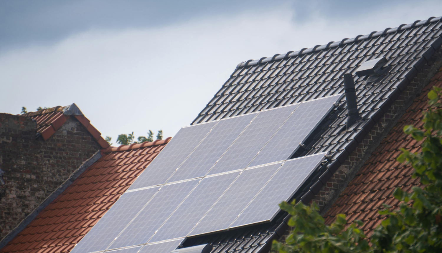 saules paneļi uz mājas jumta