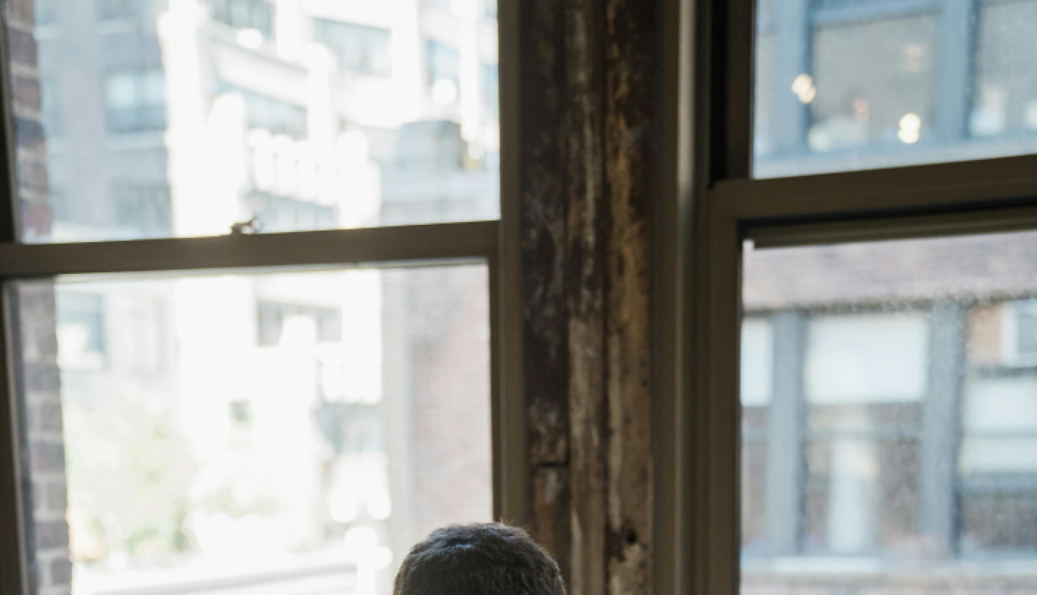 vīrietis ar telefonu rokās