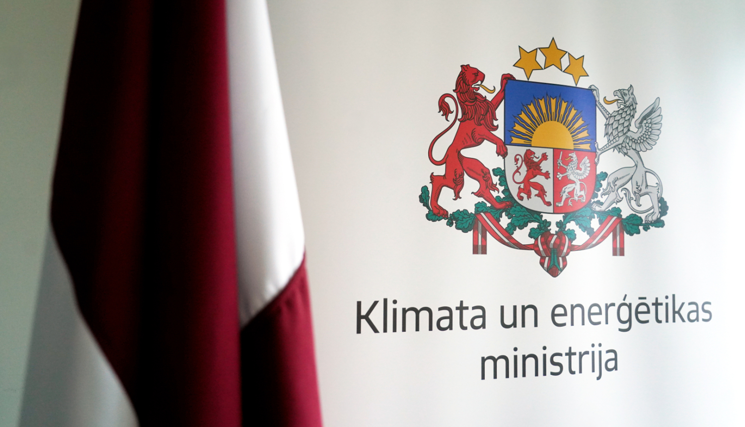 Klimata un enerģētikas ministrija - uzraksts un logo