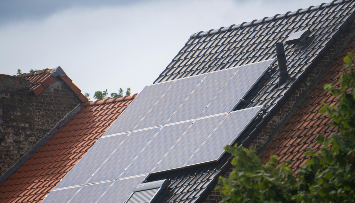 saules paneļi uz mājas jumta