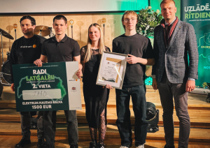 Hakatona 2. vietas ieguvēji kopā ar žūrijas pārstāvjiem