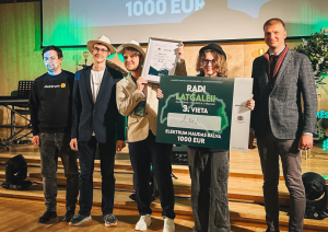 Hakatona 3. vietas ieguvēji kopā ar žūrijas pārstāvjiem