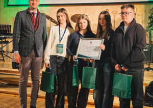 Kopbilde - ministrs un komanda, kas saņēmusi simpātiju balvu